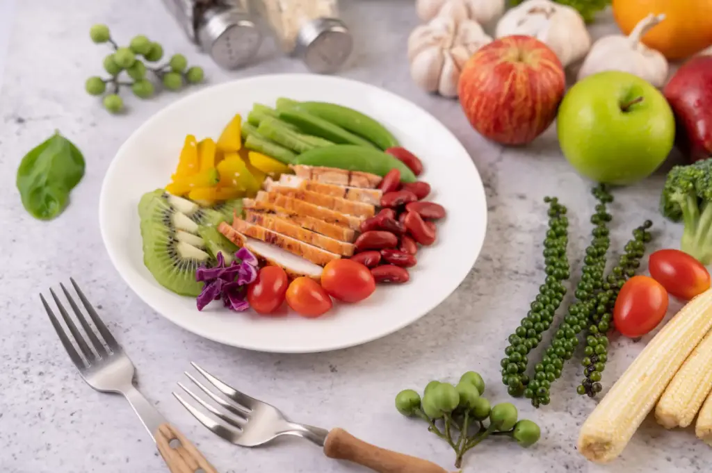 sliced chicken steak with peas tomatoes kiwi a 2025 01 16 14 04 38 utc 1